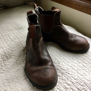 Classic brown Blundstone 500 boots
